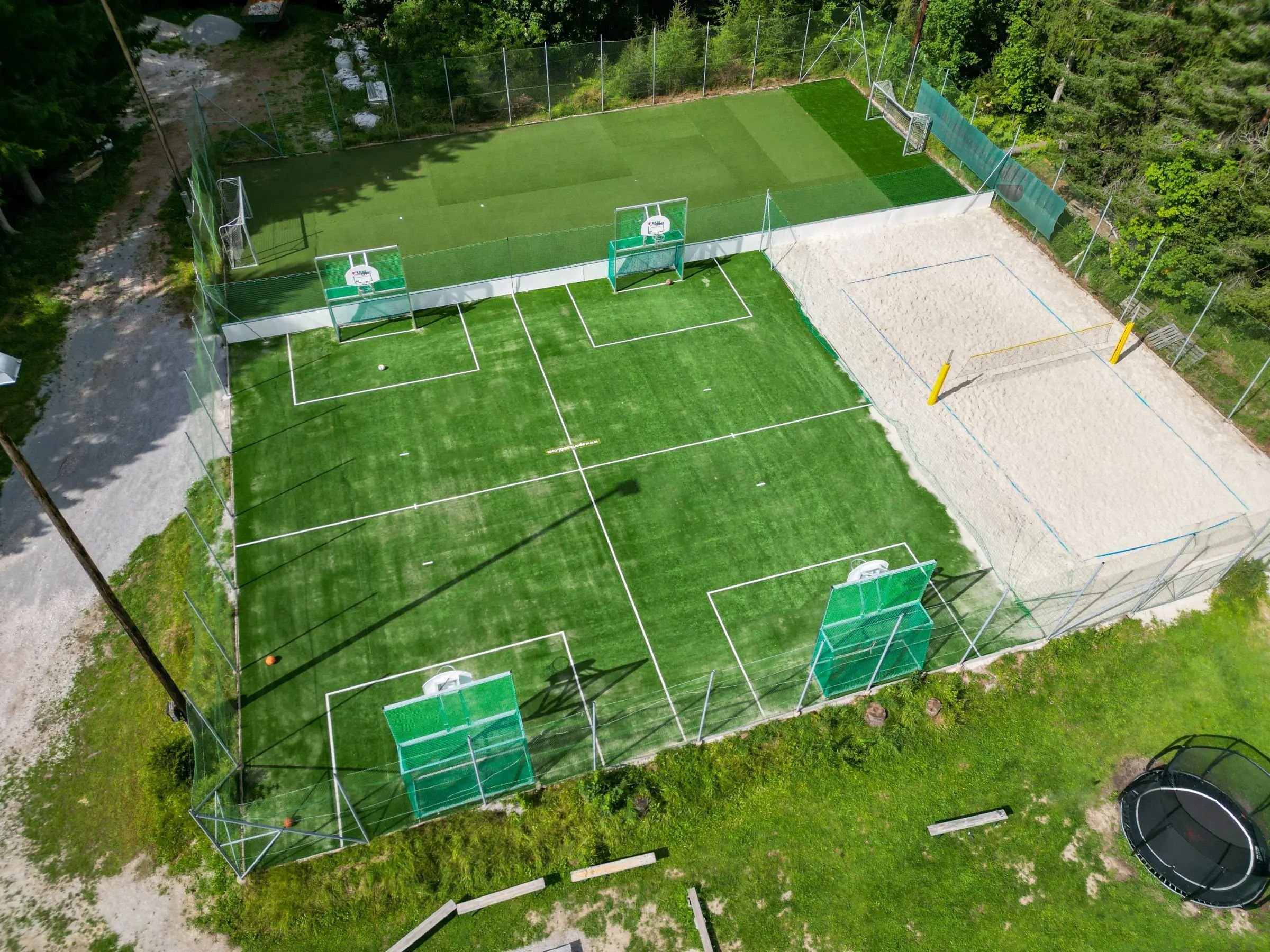 Großzügiges Outdoor-Gelände.