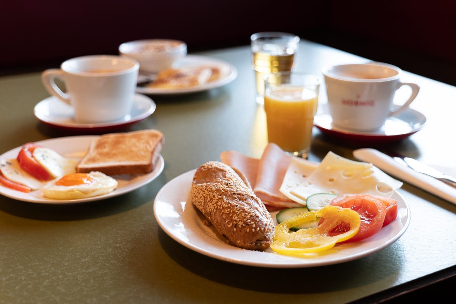Jugendhotel Edelweiss Verpflegung Frühstück Brot Kaffee